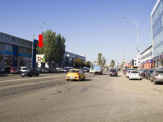 Фото рекламної площини за адресою Новоконстантиновская ул., 1, на светофоре, возле магазина "Вияр", из центра