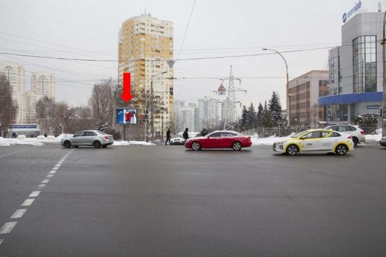 Фото рекламної площини за адресою Механизаторов ул. / ул. Соломенская, на светофоре, в сторону ул. Кудряшова