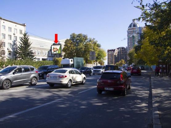 Фото рекламной плоскости по адресу Старонаводницкая ул., 1/45 / ул. Алмазова (бывш. ул. Кутузова), на светофоре, в сторону бул. Дружбы Народов, моста Патона