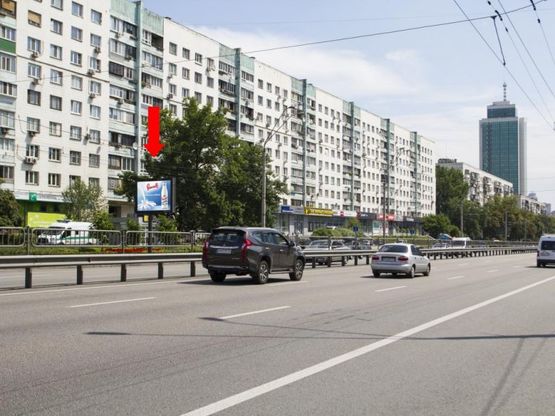 Фото рекламной плоскости по адресу Победы пр., 20, банки "ПУМБ", "Укрсиббанк", напротив магазинов "Интертоп", "Carlo Pazolini", "Adidas", в центр