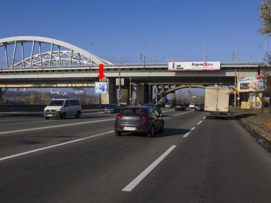 Фото рекламної площини за адресою Днепровская набережная / ул. Причальная, возле жд моста, на светофоре, в сторону моста Патона