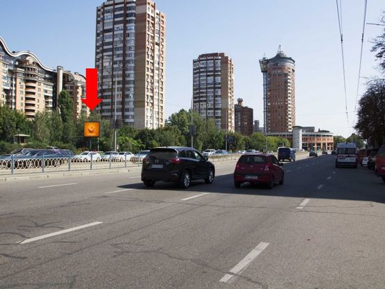 Фото рекламной плоскости по адресу Украинки бул., 21, в сторону бул. Дружбы Народов, из центра
