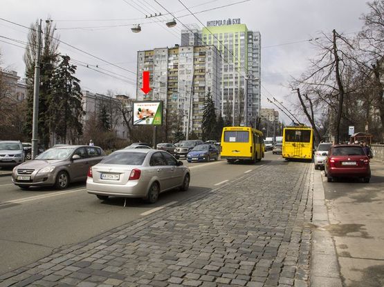 Фото рекламної площини за адресою Ильенко ул. (бывш. Мельникова ул.), 39, на светофоре, из центра