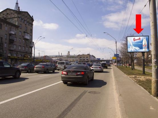 Фото рекламной плоскости по адресу Победы пр., 44, киностудия им. Довженко, перед временным светофором и Шулявским мостом, из центра