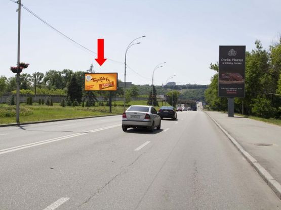 Фото рекламной плоскости по адресу Броварской пр., перед мостом метро, 300 м ст. м. "Гидропарк", в центр