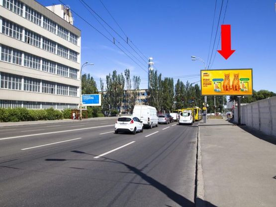 Фото рекламной плоскости по адресу Луговая ул. - ул. Бережанская, на светофоре, в сторону ТРЦ "Караван"