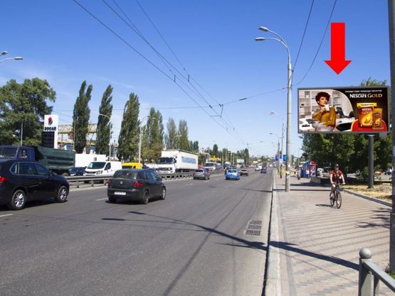 Фото рекламной плоскости по адресу Луговая ул. -  Семьи Кульженков ул. (бывш. Дегтяренка ул.), возле ТРЦ "Караван", на светофоре, в сторону Богатырской ул.