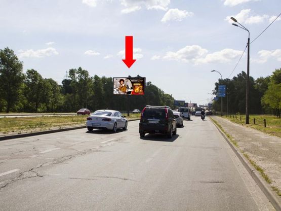 Фото рекламной плоскости по адресу Богатирская ул., 3д, разделитель, в сторону пр. Бандеры, супермаркетов "Фоззи", "Ашан"