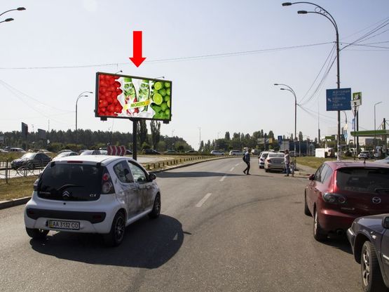 Фото рекламної площини за адресою Старобориспольская - пл. Харьковская, разделитель, ст.м. "Бориспольская"