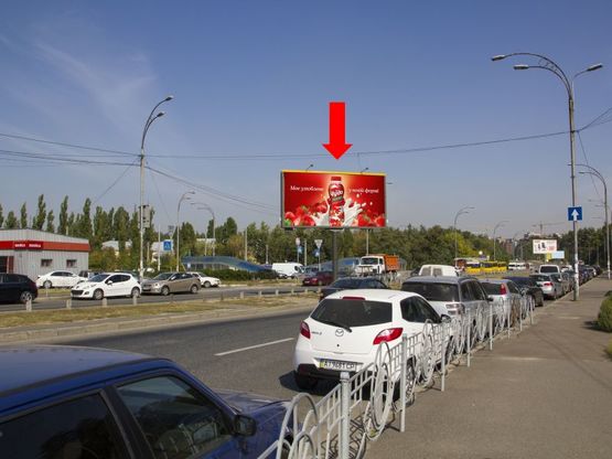 Фото рекламной плоскости по адресу Старобориспольская - пл. Харьковская, разделитель, ст.м. "Бориспольская", в сторону ст.м."Красный Хутор"