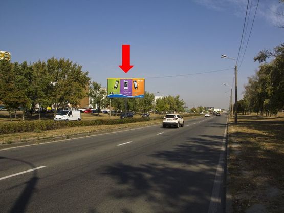Фото рекламної площини за адресою Богатырская ул, 22-А, разделитель, напротив супермаркетов "Эпицентр", "Сильпо", из центра