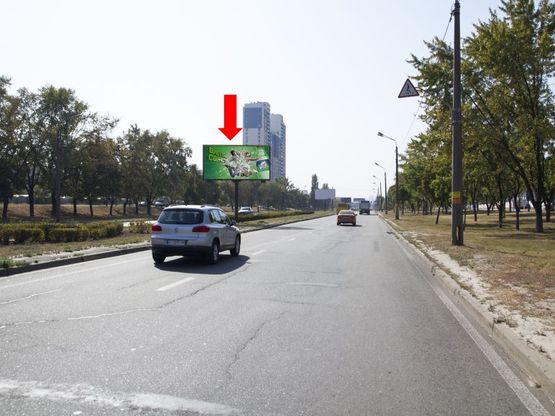 Фото рекламної площини за адресою Богатырская ул, 22-А, разделитель, напротив супермаркетов "Эпицентр", "Сильпо", в сторону ст.м. "Почайна"