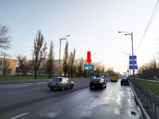 Фото рекламной плоскости по адресу Гагарина пр. 22, на разделителе, в сторону пл. Дарницкой (бывш. Ленингардская пл.)