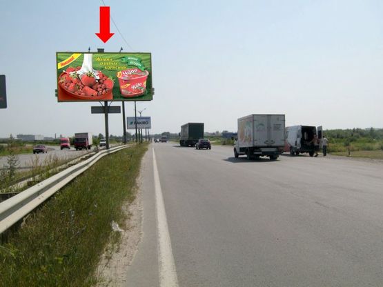 Фото рекламной плоскости по адресу Стрыйская ул., 30, разделитель, ТРЦ "King Cross", супермаркетов "Ашан", "Фокстрот", "Эпицентр", из центра