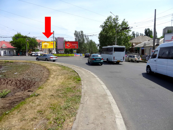 Фото рекламної площини за адресою Центральный пр. (бывш. Ленина пр.) / Пушкинская ул., разделитель, возле супермаркета "Эльдорадо", кольцо, в сторону Садовая ул., левая