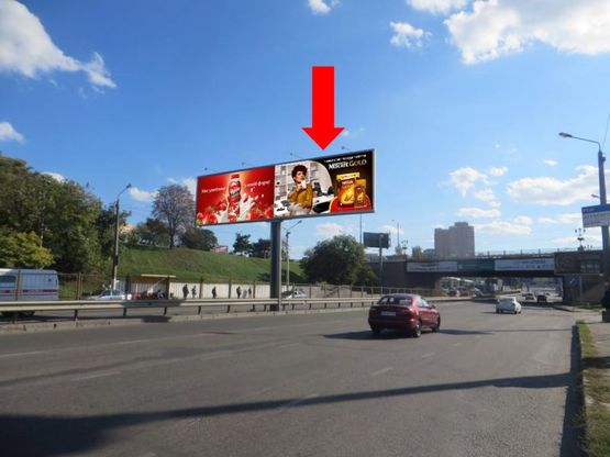 Фото рекламної площини за адресою Балковская ул. 54 / Грушевского ул., разделитель, к мосту, заправка "Катрал", в сторону Грушевского ул., правый