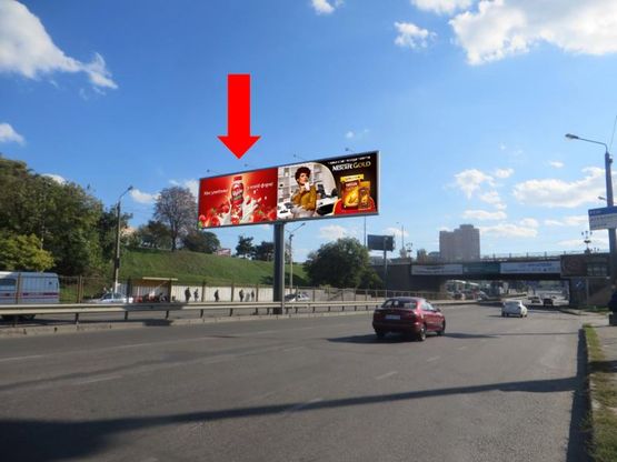 Фото рекламної площини за адресою Балковская ул. 54 / Грушевского ул., разделитель, к мосту, заправка "Катрал", в сторону Грушевского ул., левый