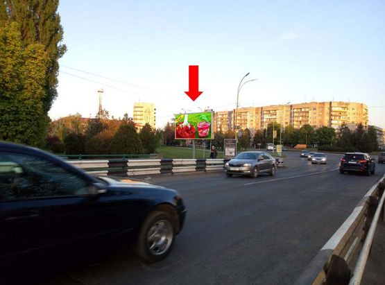 Фото рекламної площини за адресою Хмельницкого пл. / Киевская набережная, выезд с моста на площадь