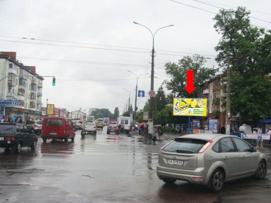 Фото рекламной плоскости по адресу Небесной сотни ул. (бывш. ул. Московская) / ул. Киевская, возле ЦУМа, Житнего рынка, на светофоре