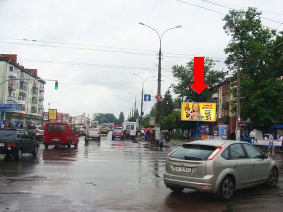 Фото рекламной плоскости по адресу Небесной сотни ул. (бывш. ул. Московская) / ул. Киевская, возле ЦУМа, Житнего рынка, на светофоре
