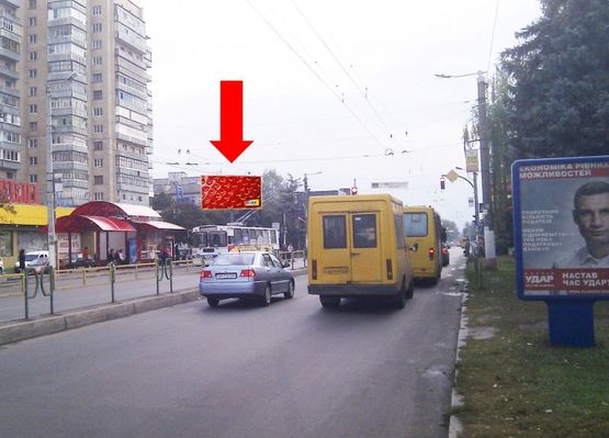 Фото рекламной плоскости по адресу Киевская ул., 104, , напротив ТРЦ "Глобал", супермаркетов Фокстрот, Эльдорадо, Комфи, Караван, на светофоре