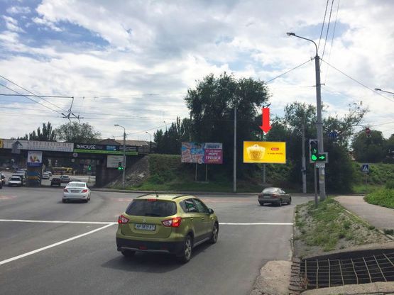 Фото рекламной плоскости по адресу Металургов пр., в сторону Победы ул., на светофоре, перед ж/д мостом