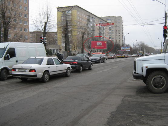 Фото рекламной плоскости по адресу 15 квітня - навпроти Бойчуків ("Сільпо")
