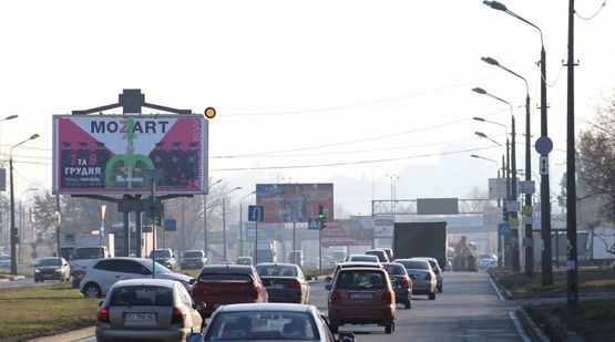 Фото рекламной плоскости по адресу Богатырская ул. 3, завод "Оболонь", разделитель, к м.Почайна