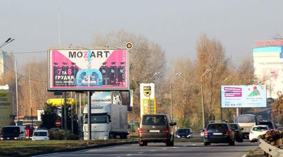 Фото рекламной плоскости по адресу Богатырская ул.,разделитель, к ул.Луговой