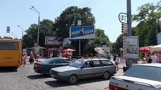 Фото рекламної площини за адресою Привокзальная пл, напротив входа в Ж/Д вокзал и Автовокзал, рынок, к центру, правый