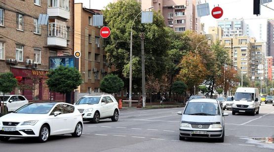 Фото рекламної площини за адресою Антоновича ул. 116, магазин Wine House