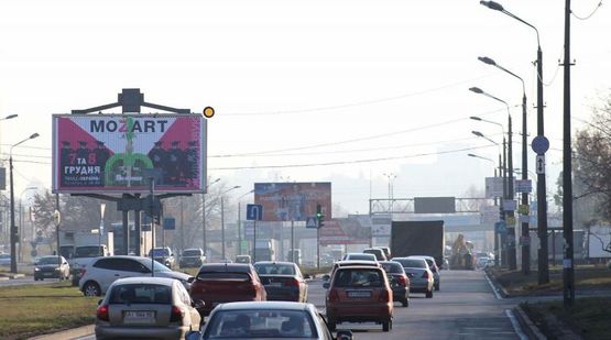 Фото рекламной плоскости по адресу Богатырская ул. 3, завод "Оболонь", разделитель, к м.Почайна