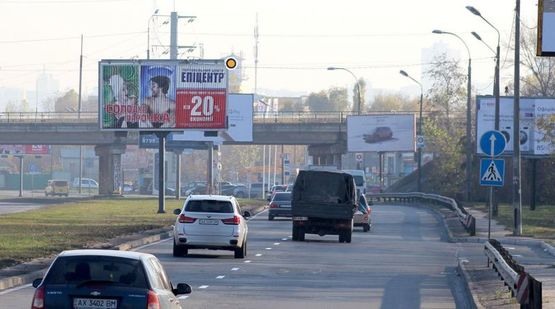 Фото рекламної площини за адресою Богатырская ул.,разделитель, к пр.Степана Бандеры