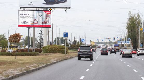 Фото рекламної площини за адресою Ватутина Генерала пр.,16, разделитель, к Перова бул.