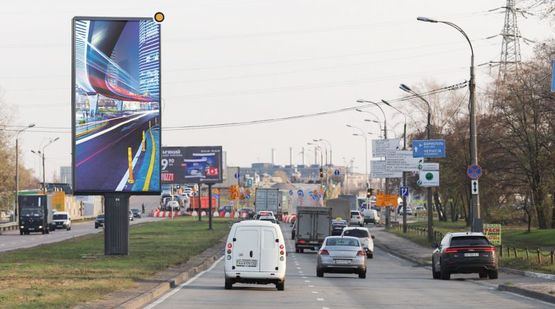 Фото рекламной плоскости по адресу Богатырская ул.19Б,разделитель, к Бандеры пр.