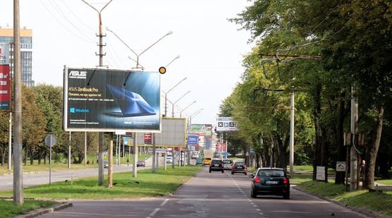 Фото рекламной плоскости по адресу Научная ул. 3а, АЗС ОККО, Автосервис АТЛ, разделитель, к Стрыйской ул.