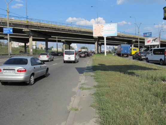 Фото рекламной плоскости по адресу Тульская пл.,- Московский просп., (на разделительной полосе, в сторону Московского моста), призма 