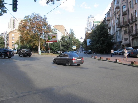 Фото рекламної площини за адресою Гончара О. ул. - ул. Гоголевская, (Фонд Державного майна, ПриватБанк,сквер им.Чкалова) призма, размер 3х4