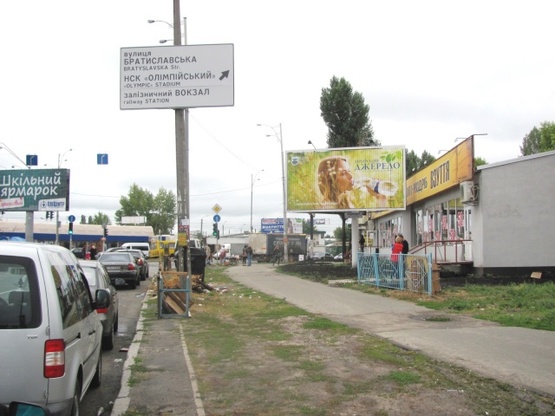 Фото рекламной плоскости по адресу Братиславская ул./Троещинский рынок (АЗС "ОККО", школа Милиции,сьезд с просп. Ватутина Ген. на ул. Братиславскую), призма