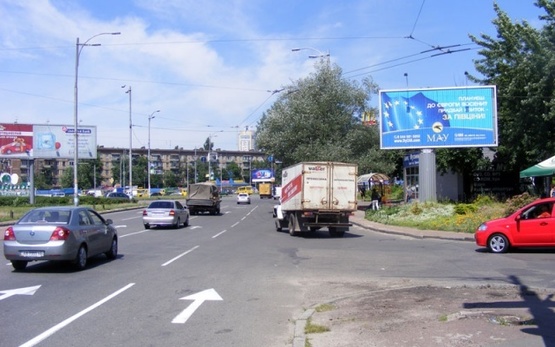 Фото рекламной плоскости по адресу Дарницкая (Ленинградская) пл. (ул.Пражская 3), McDonald's, кафе "Strelka", Универмаг "Дарница", направление просп. Ю.Гагарина), призма