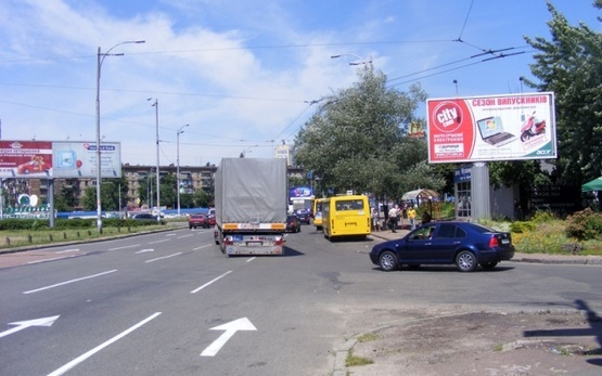 Фото рекламной плоскости по адресу Дарницкая (Ленинградская) пл. (ул.Пражская 3), McDonald's, кафе "Strelka", Универмаг "Дарница", направление просп. Ю.Гагарина), призма