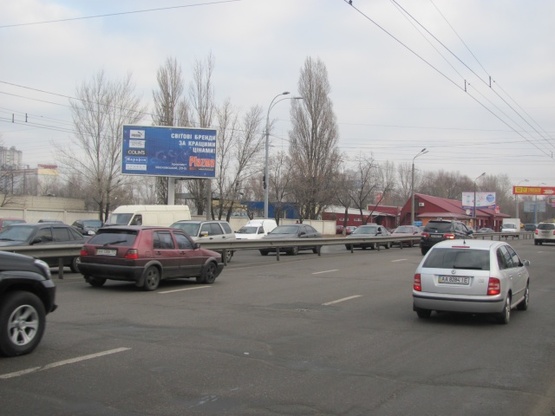 Фото рекламної площини за адресою Луговая ул., 13 напротив ТЦ "Караван", АЗС "Золотой гепард", АЗС "Socar", по направлению Оболони), призма