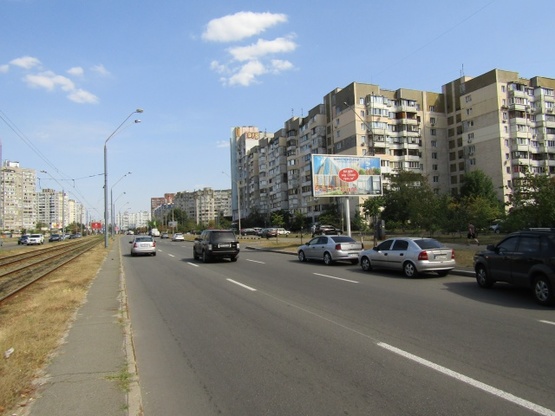 Фото рекламної площини за адресою Ахматовой ул., 15 (ПриватБанк, Торговый комплекс) напросп. к Харьковскому шоссе