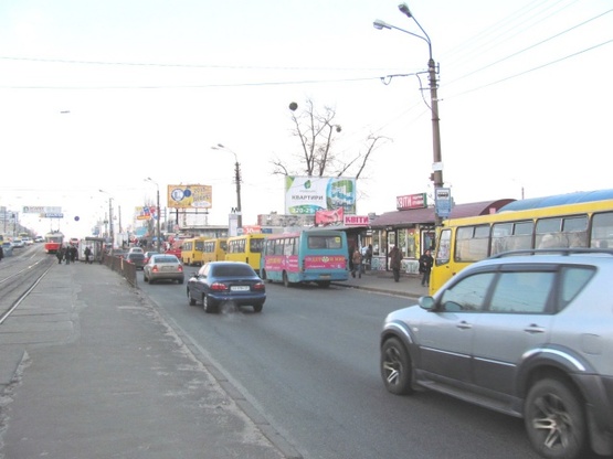 Фото рекламной плоскости по адресу Красногвардейская ул. - ст. м.  "Черниговская"  (супер-маркет "Novus", аптека "Доброго дня", в направ. к Броварскому прос.), призма