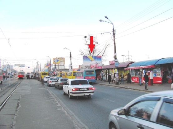 Фото рекламной плоскости по адресу Красногвардейская ул. - ст. м.  "Черниговская"  (супер-маркет "Novus", аптека "Доброго дня", в направ. к Броварскому прос.), призма
