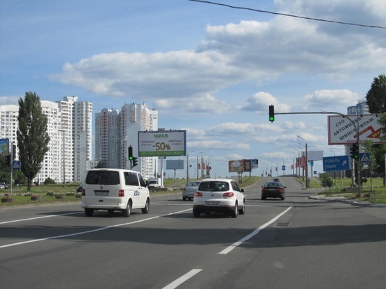 Фото рекламної площини за адресою Днепровская набережная (100 м от ст. м.  Осокорки, ТЦ "Аркадия", АЗС "WOG", "Евробазар", в направлении Бажана Н. просп.)
