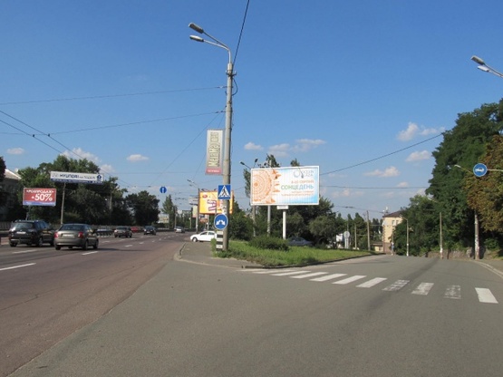 Фото рекламної площини за адресою Телиги Е. ул. (съезд на Фрунзе ул.), АЗС "Shell", Поликлиника №4, Паб "Вудди", Кириловская церковь, в направ. из центра, призма