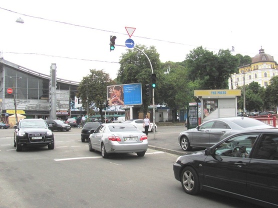 Фото рекламной плоскости по адресу Нижний Вал ул., переулок Ярославский, (АЗС "ОККО", Галерея "Киев Арт", "Житний рынок", "МобиДик" Киевстар, Кофе Хаус, Автостанция), в направ. ул Артема