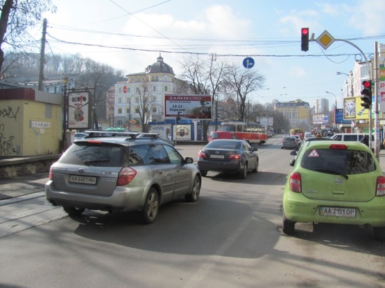Фото рекламной плоскости по адресу Нижний Вал ул., переулок Ярославский, (АЗС "ОККО", Галерея "Киев Арт", "Житний рынок", "МобиДик" Киевстар, Кофе Хаус, Автостанция), в направ. ул Артема