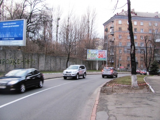 Фото рекламної площини за адресою Кловский спуск, 14, (Правекс Банк, Укртрансгаз, "Bereznitsky Gallery", UniCredit банк, мото "Biker Store"), в направ. ул. Институтской,  призма